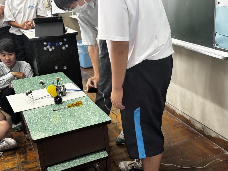 下稲吉中学校での出前授業の様子2